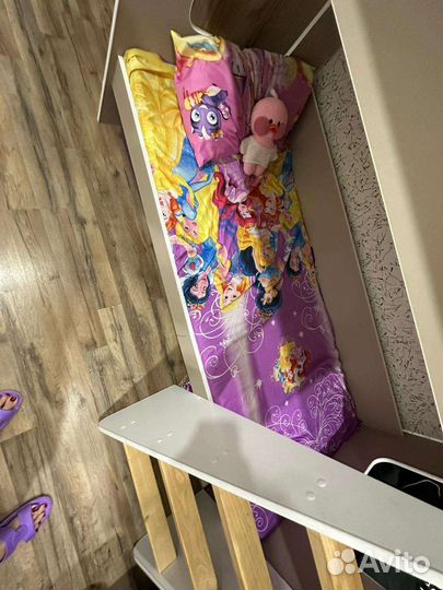 Кровать двухьярусная