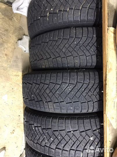 Pirelli Carrier 225/60 R17 E