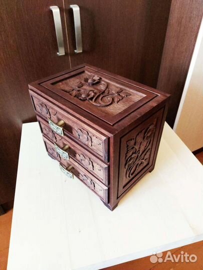 Деревянная шкатулка с 3 ящиками