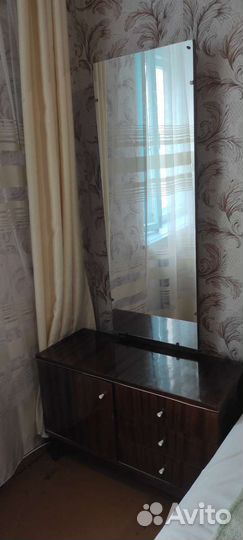 Трюмо с зеркалом