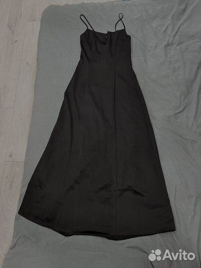 Черное атласное платье