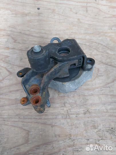 Подушка крепления двигателя правая Toyota Prius 2