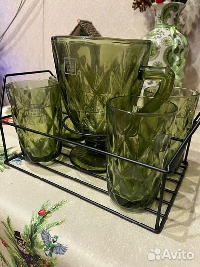 Кувшин с бокалами