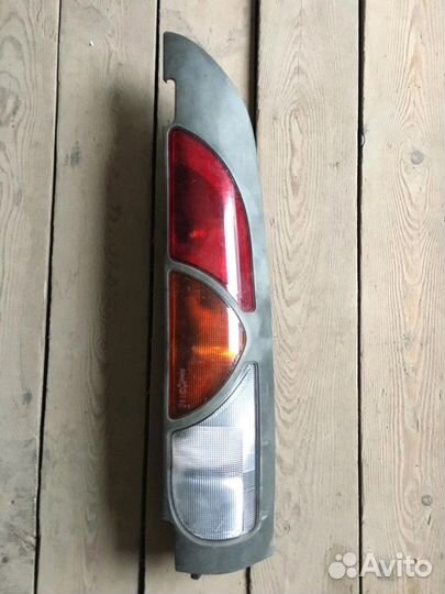 Задний правый стоп-сигнал на Рено-Канго (правый)