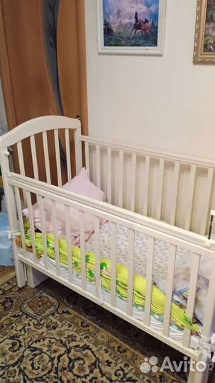 Детская кроватка с маятником