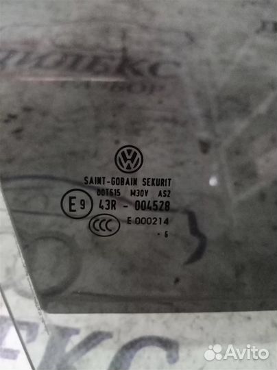 Стекло двери задней левой (форточка) VW Jetta 200