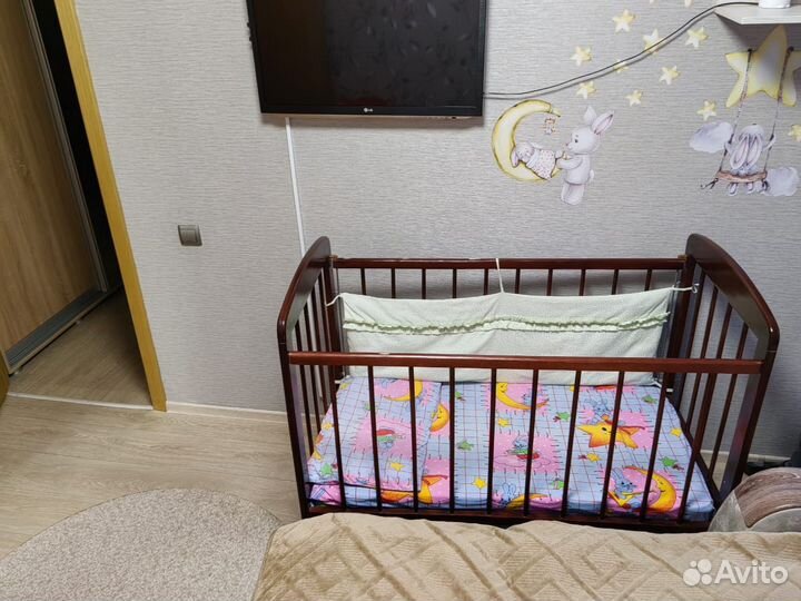 Детская кроватка с маятником и матрасом