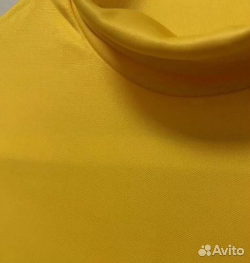 Водолазка яркого, солнечного цвета