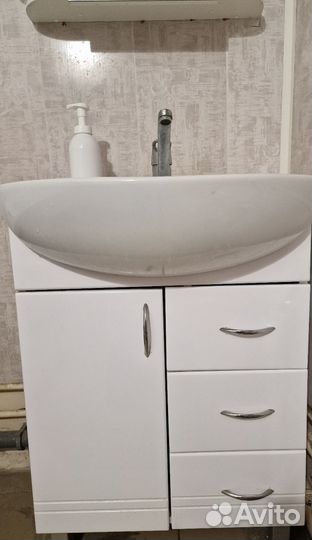 Шкаф, раковина и тумба под раковину в ванну