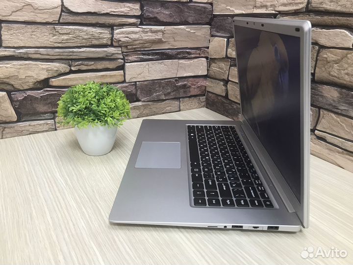 Стильный ноутбук Echips на ssd