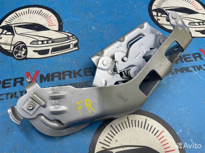 Петля капота передняя правая Mercedes-Benz C-Class