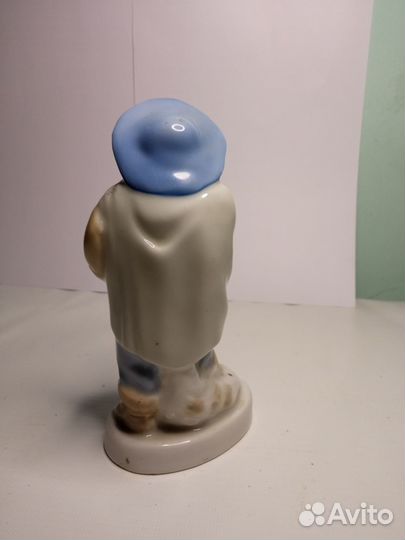 Фарфоровая статуэтка