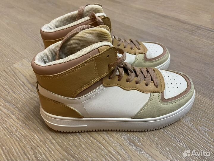 Кроссовки женские