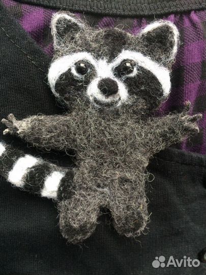 Валяная брошь - Енот