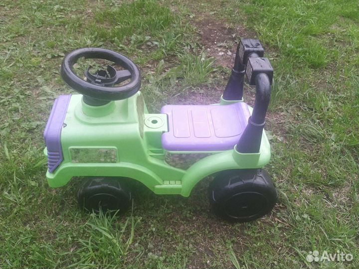 Детский зелëный автомобиль каталка с рабочим рулëм