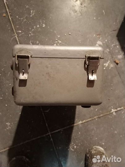 Ящик для разных вещей алюминиевый. Закрывается пло