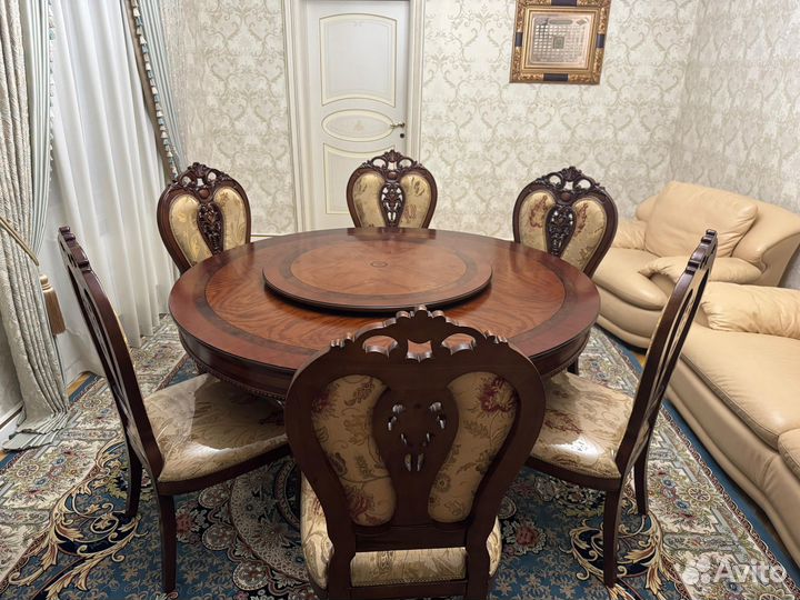 Кухонный стол и стулья