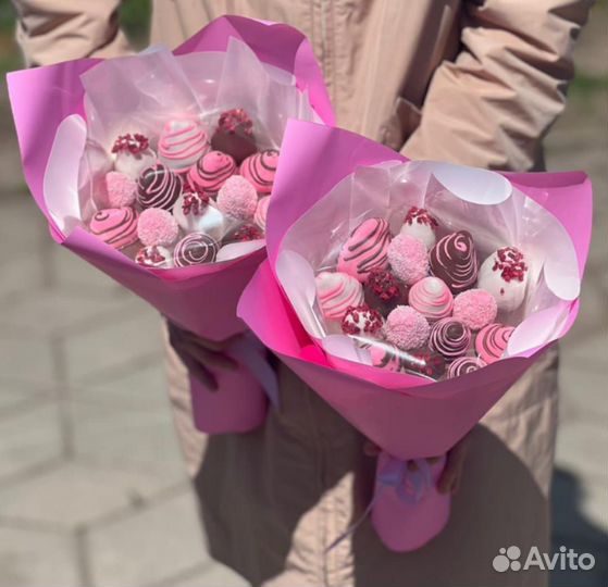 Клубника в шоколаде с цветами