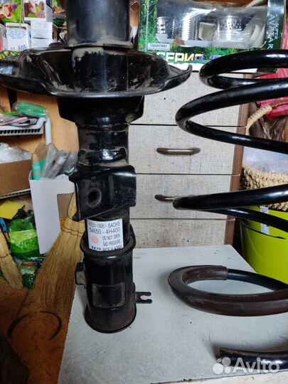 Пружина и амортизатор