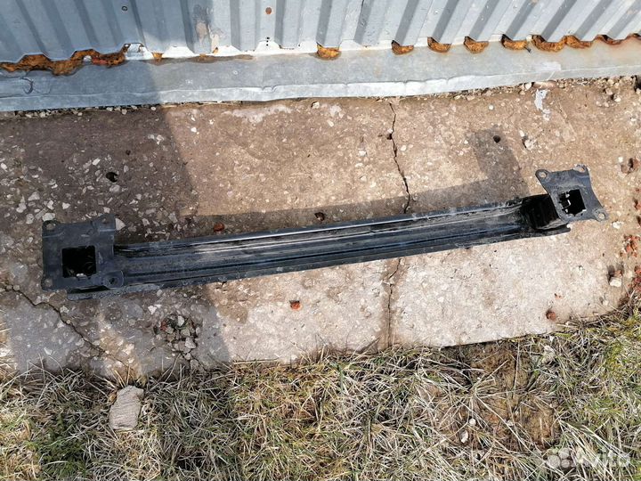 Skoda Yeti усилитель бампера заднего