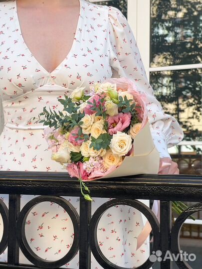 Букет из маттиолы, эустомы и роз