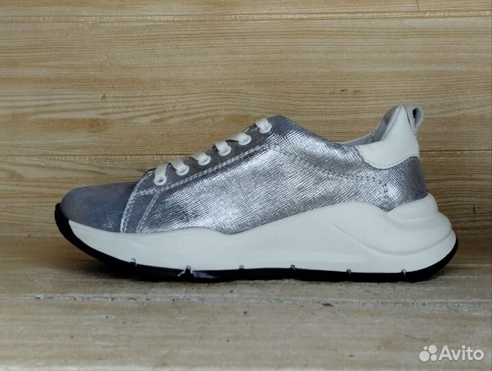 Размер 37. Кроссовки (весна)