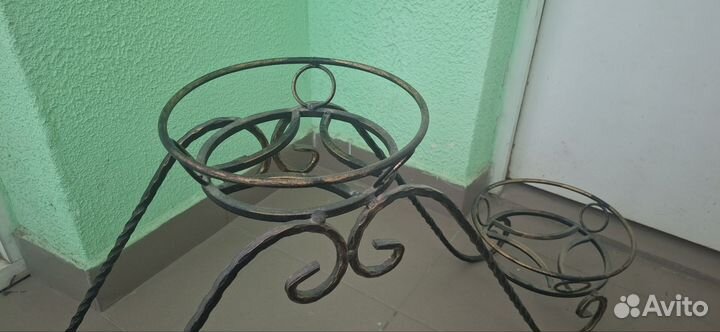 Кованая подставка для цветов