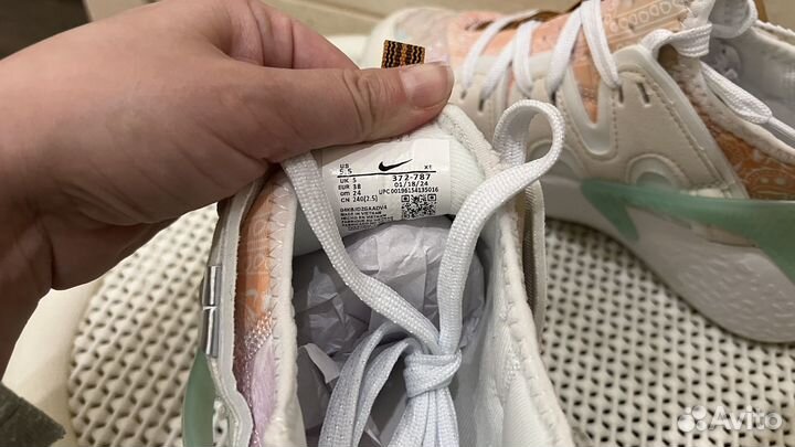 Кроссовки женские