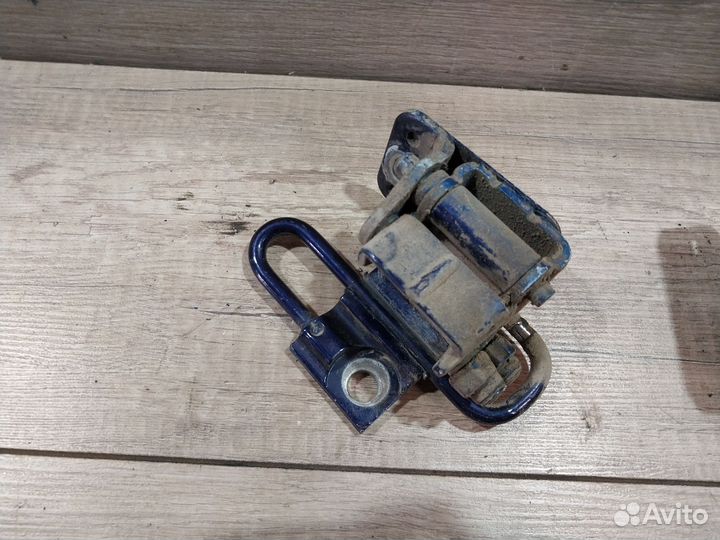 Петля задней двери Volkswagen Golf Bora