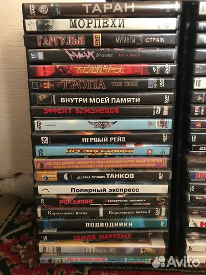 DVD-диски с фильмами (с полками под них)
