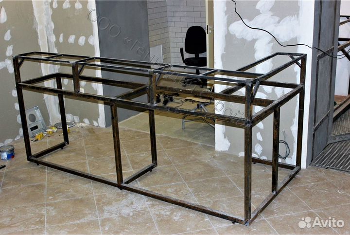 Каркас угловой барной стойки с местом под кеги