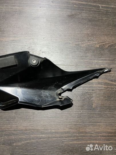 Правы пластик под сиденьем для Suzuki GSR750 11-16