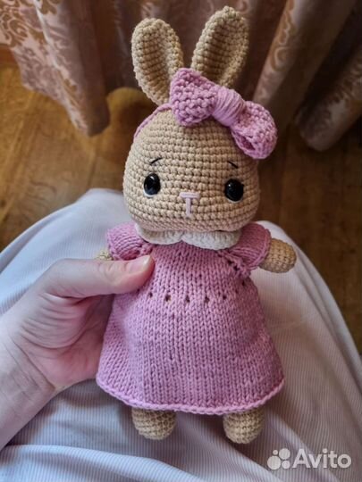 Вязаная игрушка Зайка в платье