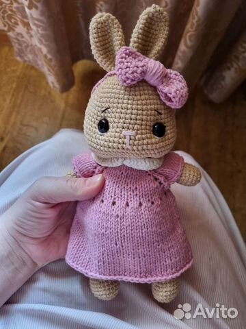 Вязаная игрушка Зайка в платье