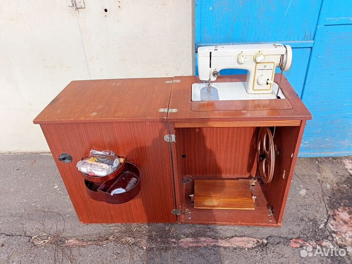 Швейная машина чайка 142м