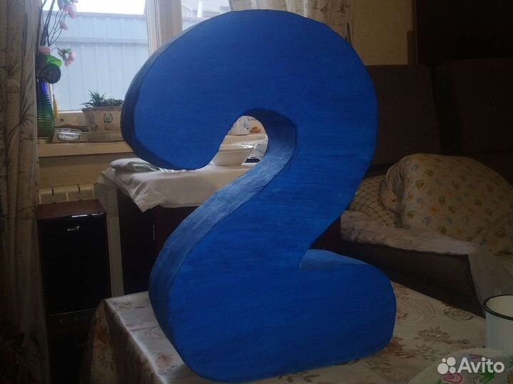 Огромная цифра 2 на два года