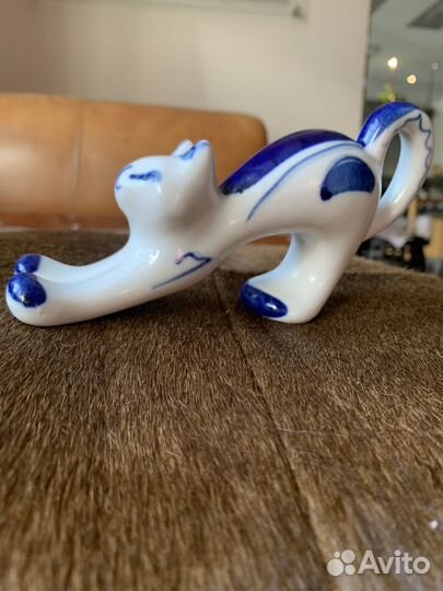Фигурка потягивающаяся кошка Гжель