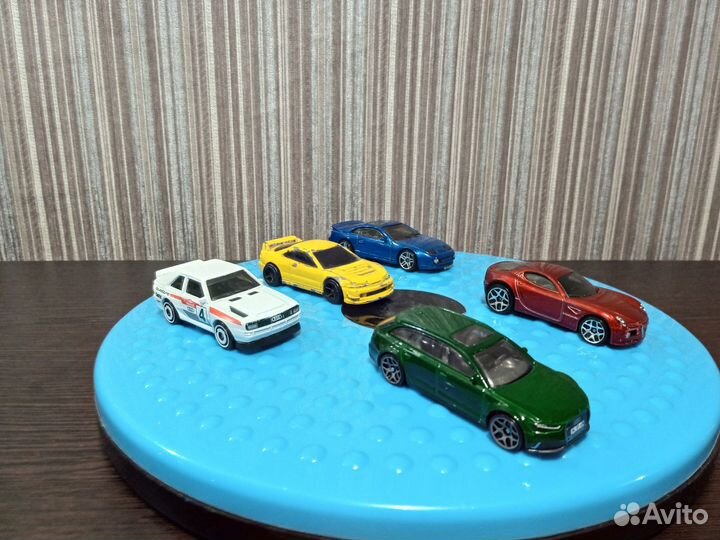 Модель автомобиля 1:64 Лот 10