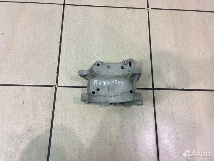 Пежо 307 кронштейн генератора