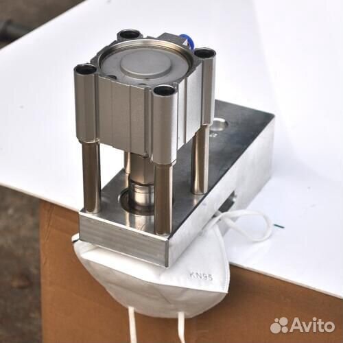 Пневматический пробойник для производства масок