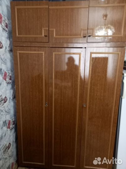 Шкаф трёхстворчатый