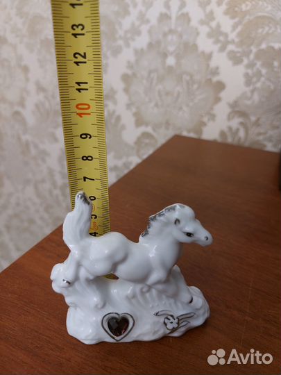Фарфоровая лошадка