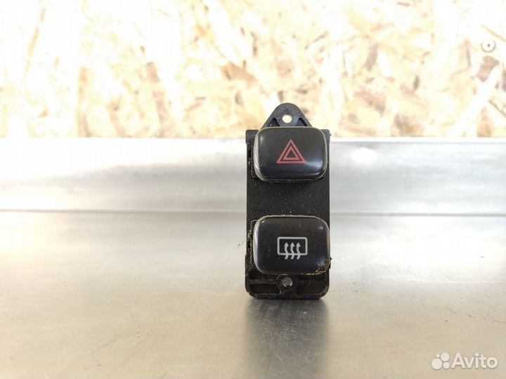 Кнопка аварийной сигнализации Toyota Corolla e10