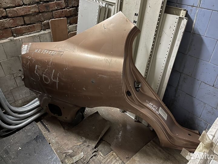 Крылья задние на Mitsubishi Carisma MR125385 левое