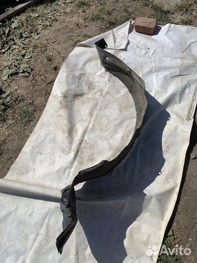 Подкрылок передний левый nissan bluebird u11