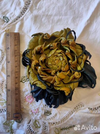 Новая кожаная брошь ручной работы