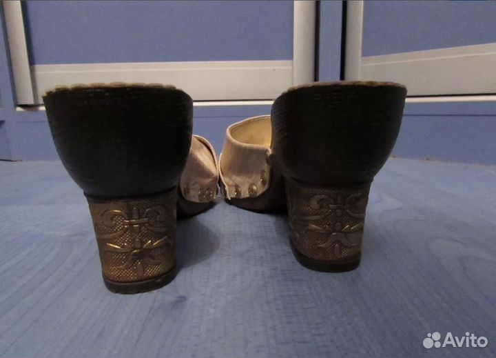 Босоножки жемчужные деревянные