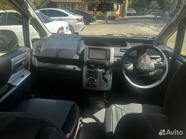 Toyota Voxy, 2011