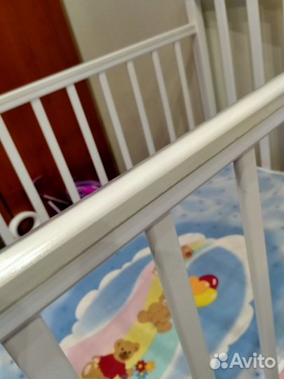 Детская кроватка с маятником