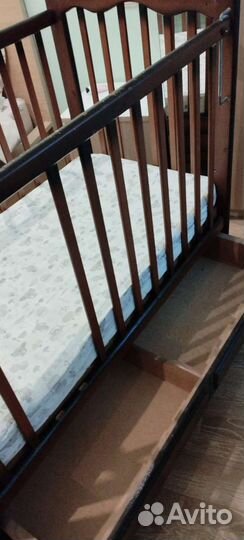 Детская кроватка с маятником и ящиком